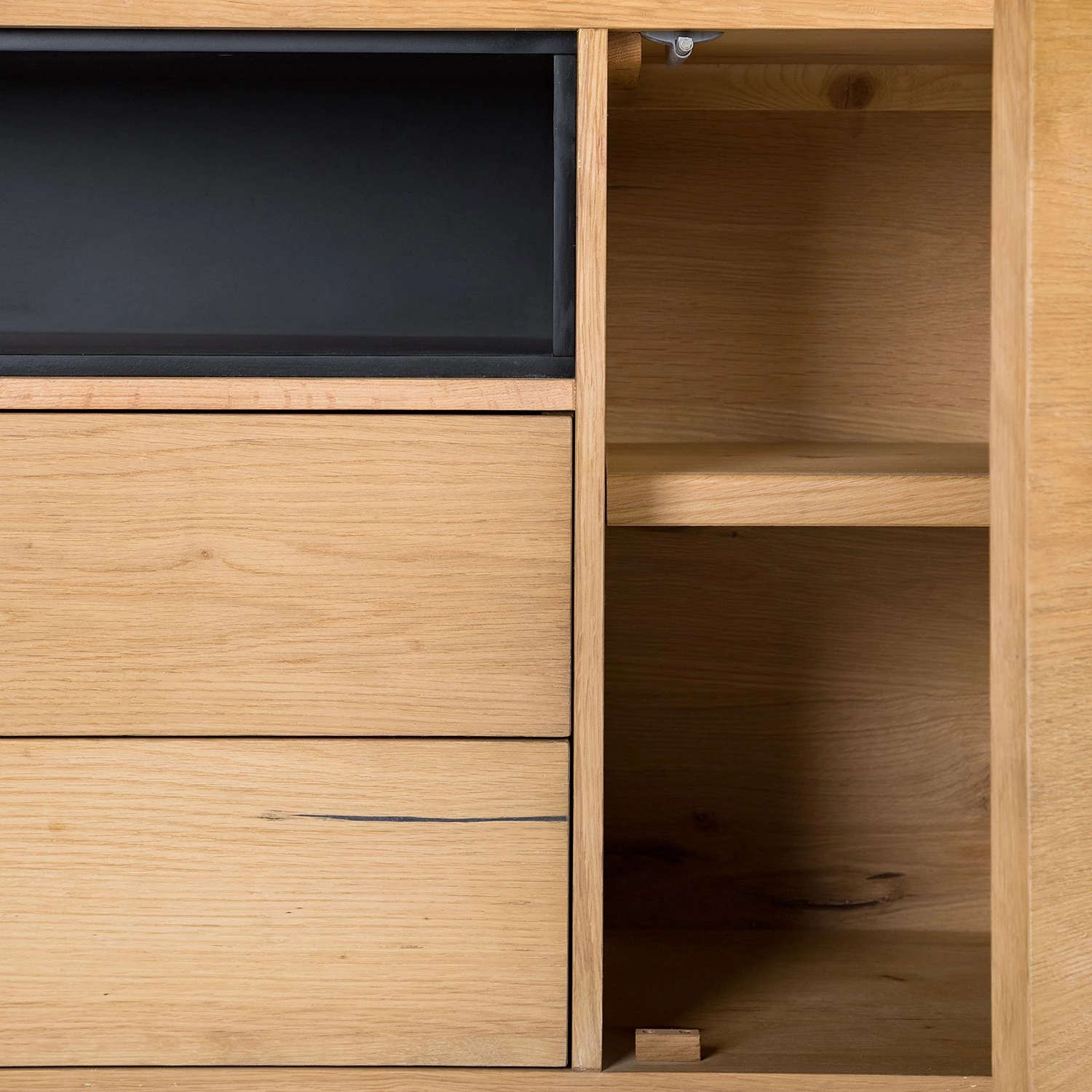 Studio Copenhagen Buffet Flox II - Placage en bois véritable / Métal -Chêne / Noir 12 Studio Copenhagen Buffet Flox II - Placage en bois véritable / Métal -Chêne / Noir – Image 10