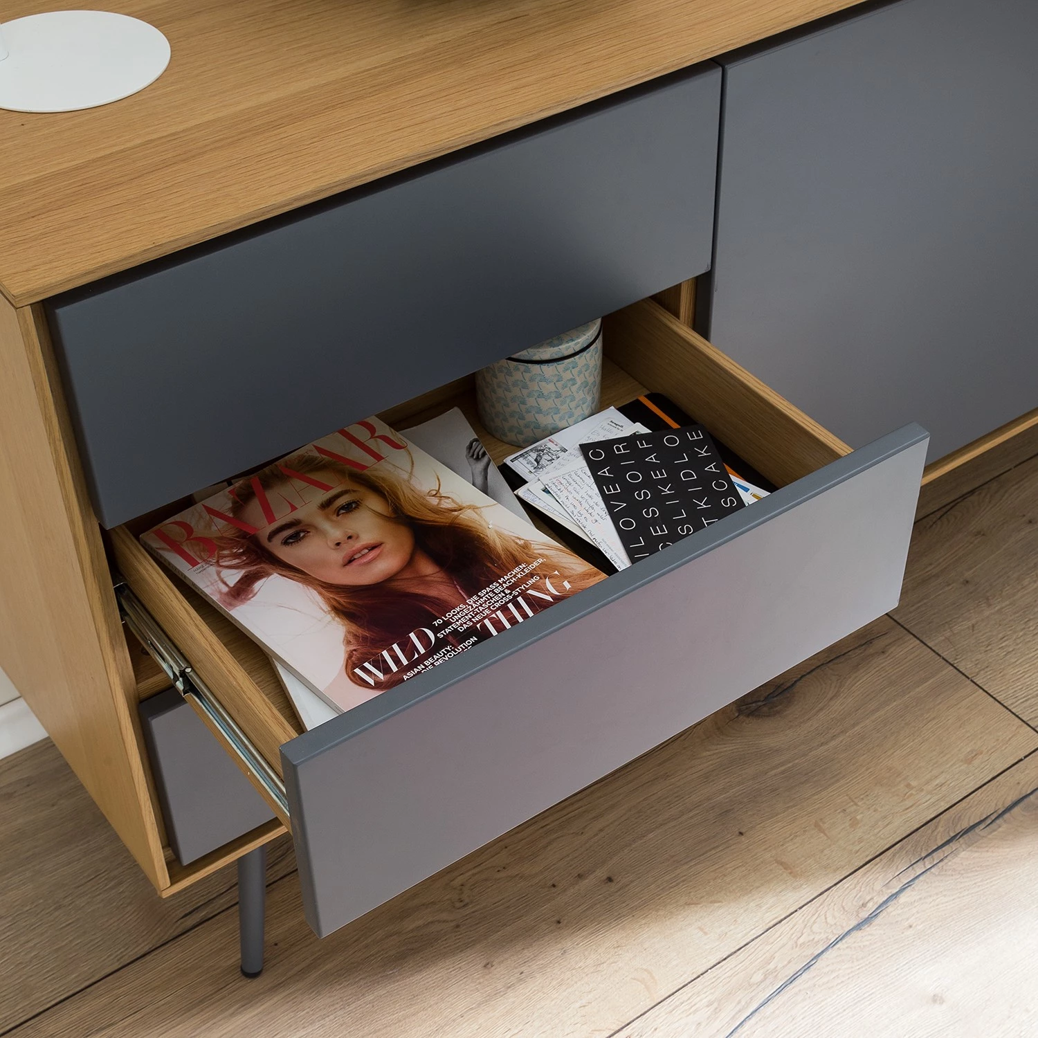 Studio Copenhagen Buffet Danica - Placage en bois véritable - Gris foncé mat / Frêne 11 Studio Copenhagen Buffet Danica - Placage en bois véritable - Gris foncé mat / Frêne – Image 9