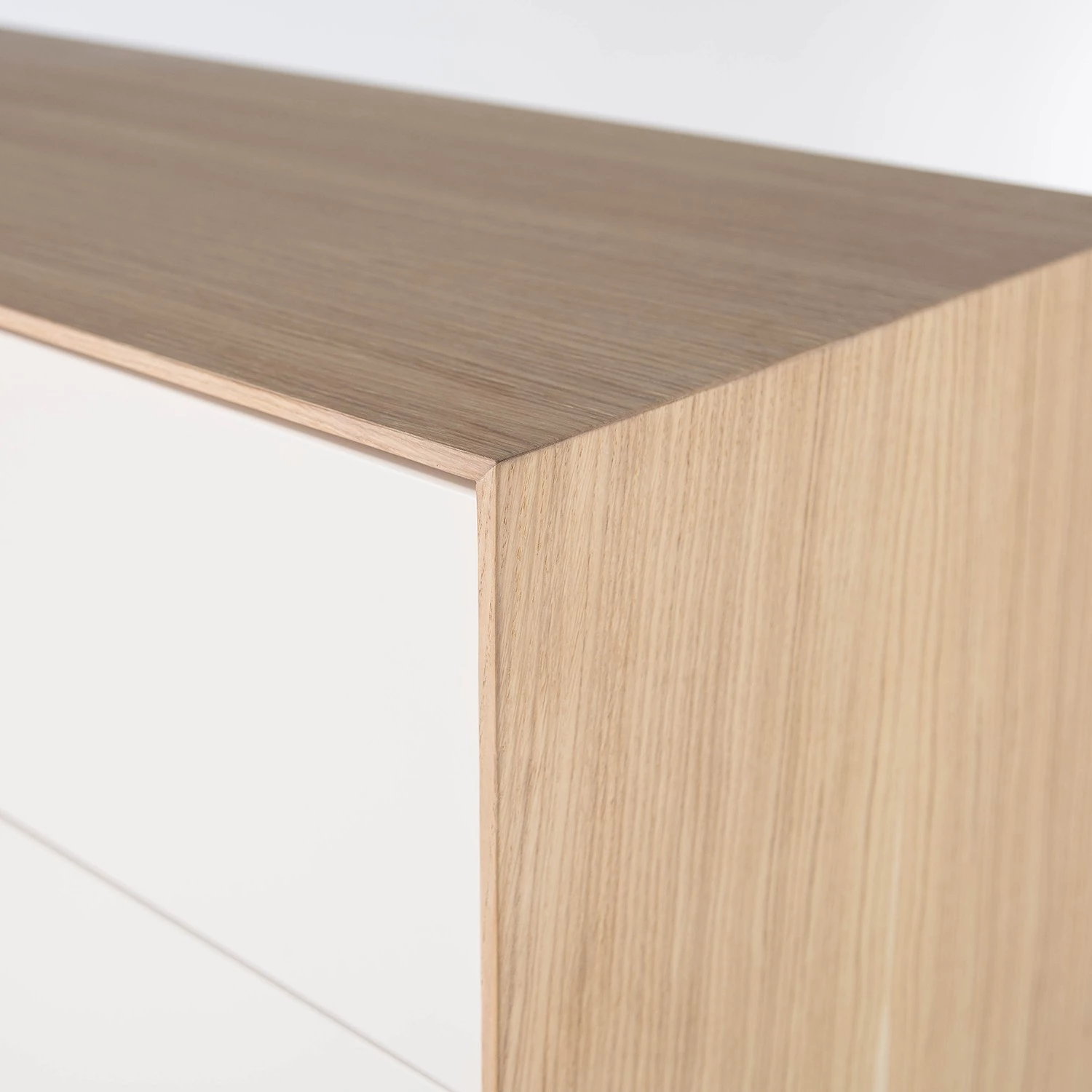 Studio Copenhagen Enfilade Maayka III - Partiellement en chêne massif - Blanc / Chêne clair 9 Studio Copenhagen Enfilade Maayka III - Partiellement en chêne massif - Blanc / Chêne clair – Image 7