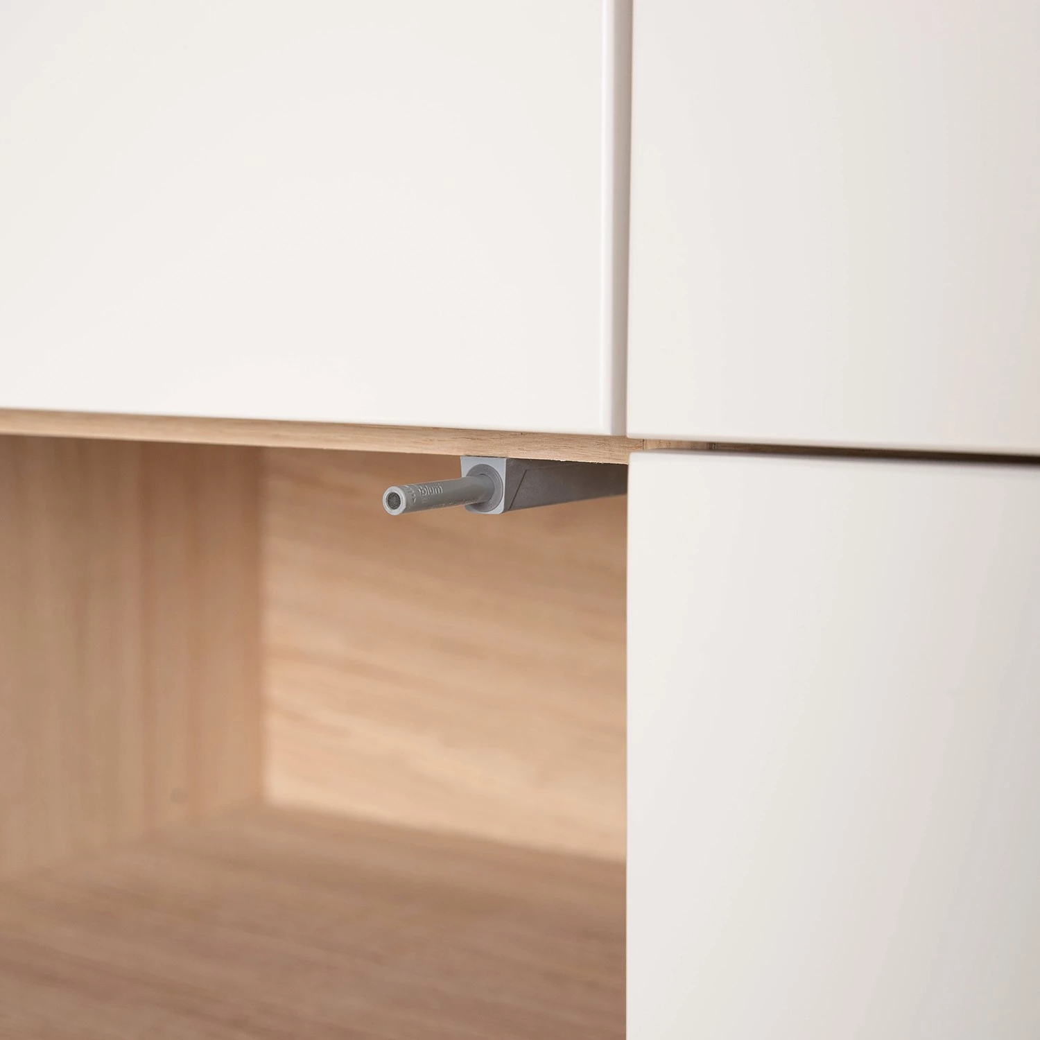 Studio Copenhagen Enfilade Maayka III - Partiellement en chêne massif - Blanc / Chêne clair 11 Studio Copenhagen Enfilade Maayka III - Partiellement en chêne massif - Blanc / Chêne clair – Image 9
